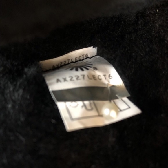 UGG  Back Zip Black Short Boot 6 NWOB - Picture 7 of 7